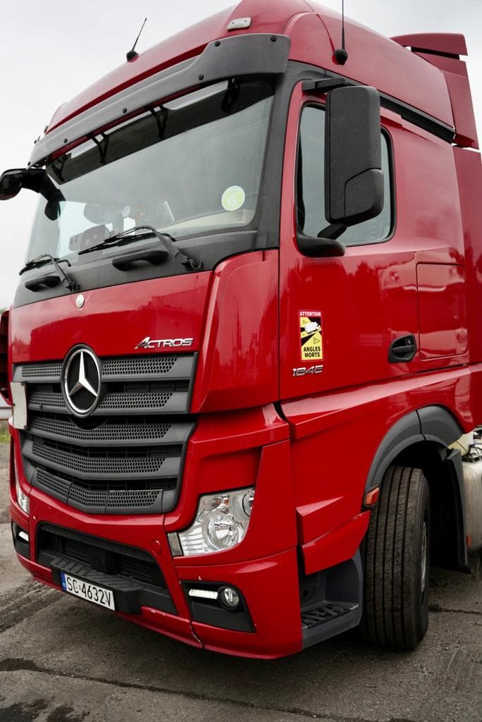 Close-up three-quarter view of a red Actros 1845