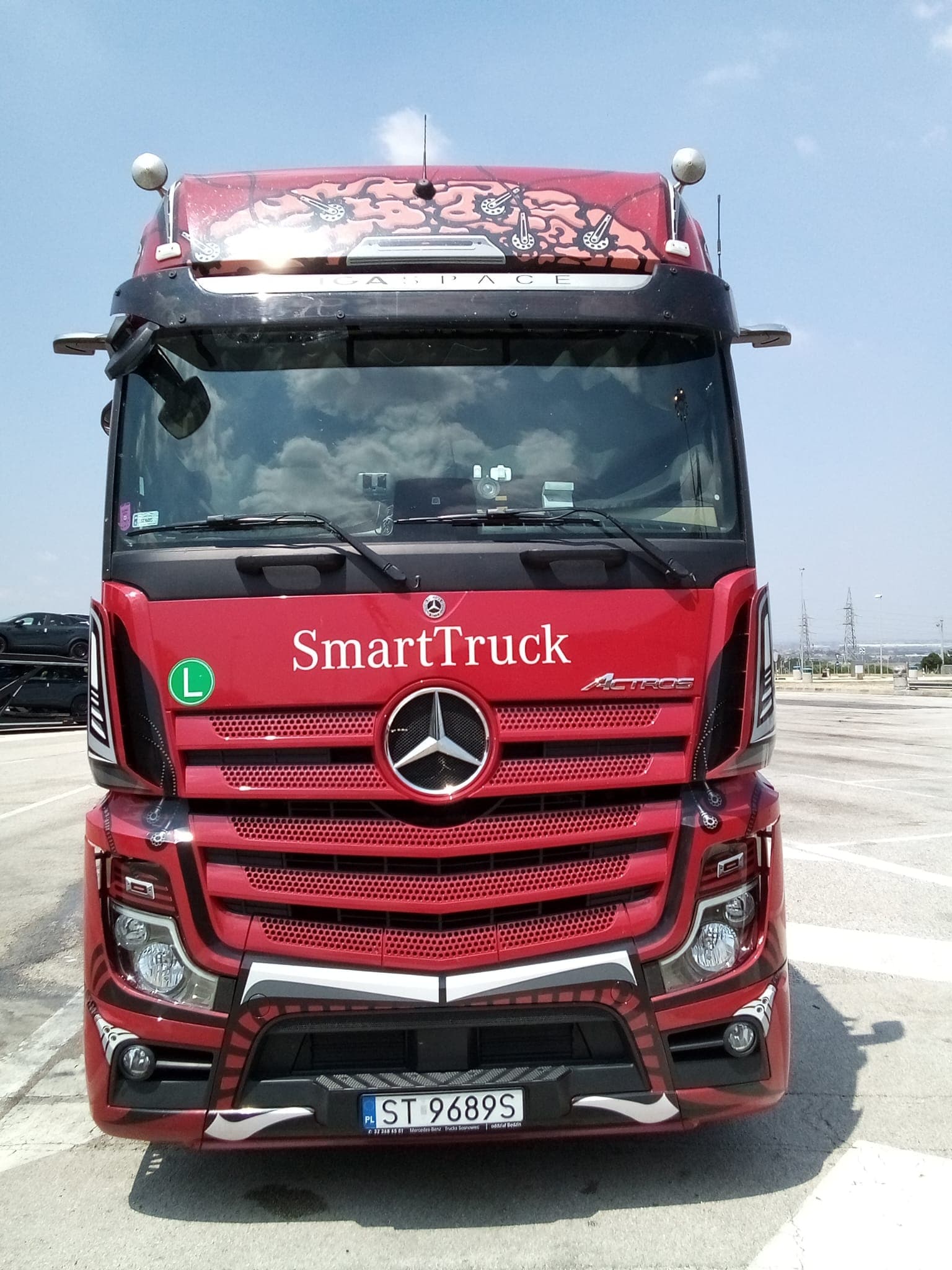 Front view of the red Actros SmartTruck tractor unit